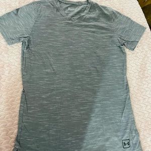 Men Under Armour Short Sleeve V Neck T Shirt Size medium Solid Grey